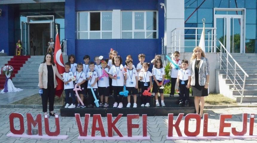 OM&Uuml; Vakfı Kolejinden miniklere karanfilli karşılama