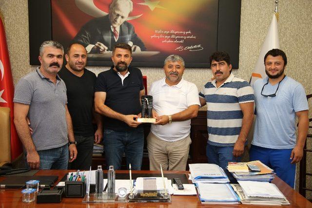 Tokat TSO Yönetimine güreşçilerden anlamlı plaket