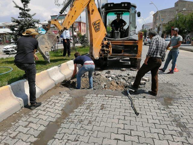 Çaldıran Belediyesinden 3 bin 570 metrekare bozuk yol onarımı
