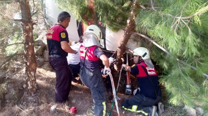 Ara&ccedil;ta sıkışan s&uuml;r&uuml;c&uuml;y&uuml; itfaiye kurtardı