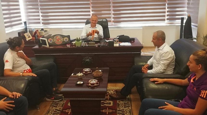 Özçelik’ten Avrupa şampiyonu Güneri’ye destek