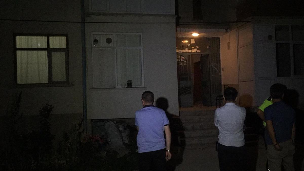 Kocasını uyurken keserle &ouml;ld&uuml;rd&uuml;