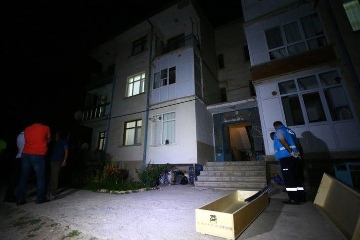 Kocasını uyurken keserle öldürdü G3