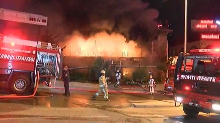 Ataşehir'de iş yeri yangını!