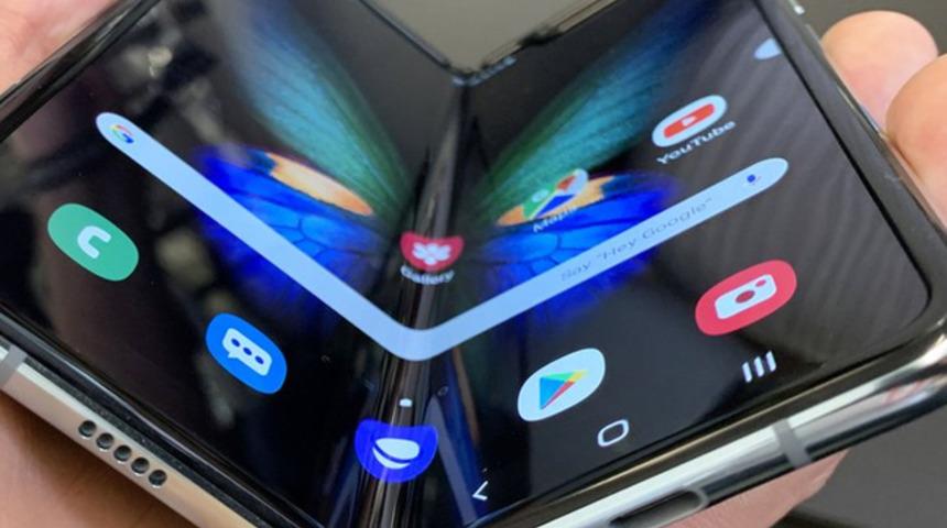 Samsung ilk katlanabilir ekranlı akıllı telefonu Galaxy Fold'u piyasaya s&uuml;rd&uuml;