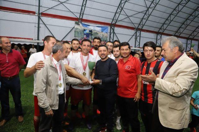 Sümer Mahallesi, mahalleler arası futbol turnuvasında şampiyon oldu