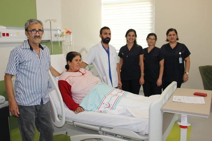 Manisa'da 4 yıldır karın ağrıları çeken kadının karnından 7 kiloluk kitle çıktı G4