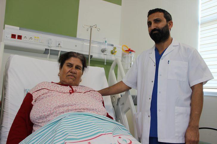 Manisa'da 4 yıldır karın ağrıları çeken kadının karnından 7 kiloluk kitle çıktı G5