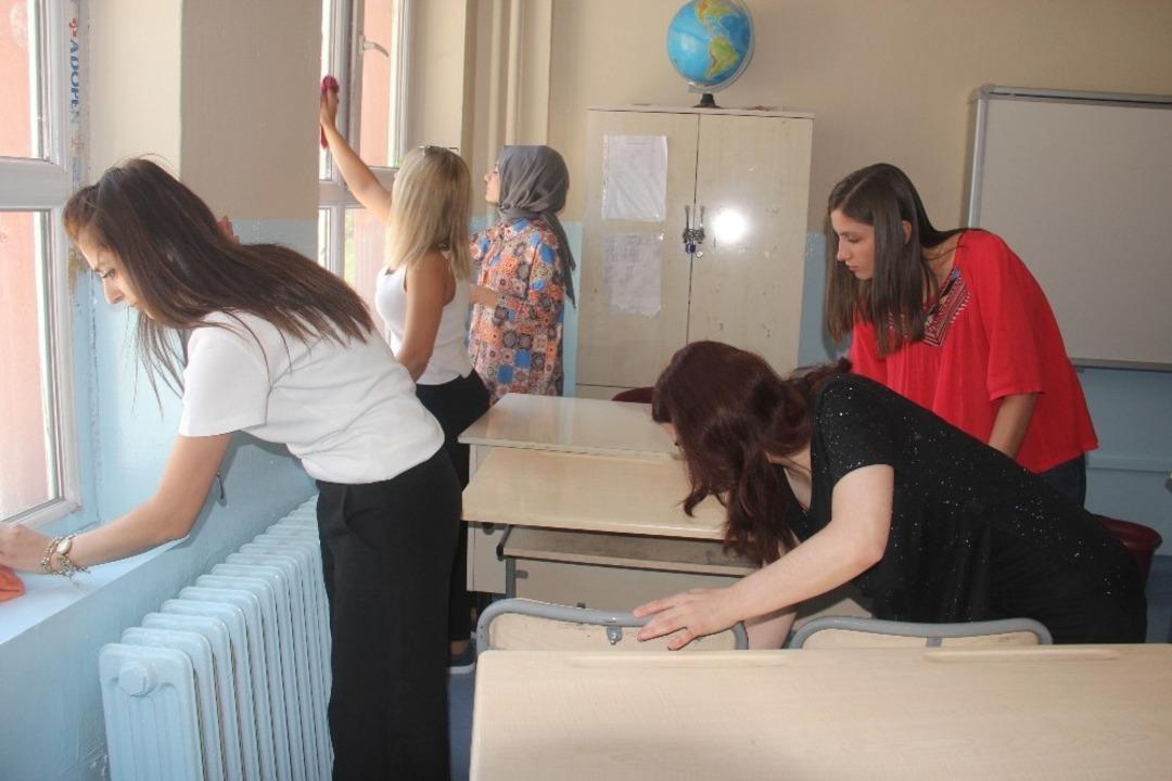 Fedakar m&uuml;d&uuml;r ve &ouml;ğretmenler okulu sabunlu suyla yıkadı