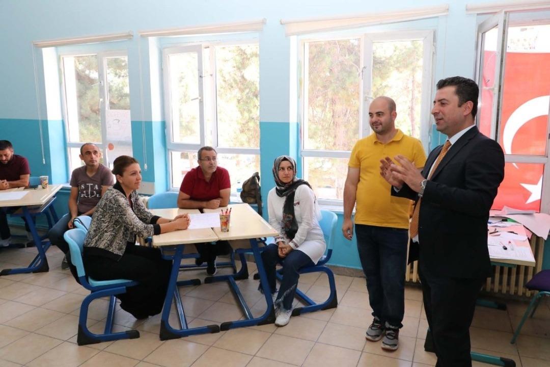 &Ouml;ğretmen eğitimleri devam ediyor