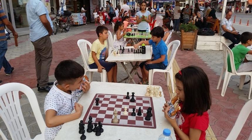 D&ouml;rtyol&rsquo;da "Sokakta Satran&ccedil; Var" etkinliği