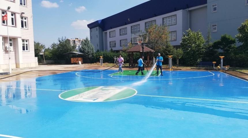 İzmit Belediyesi okul bah&ccedil;elerini yeni d&ouml;neme hazırlıyor