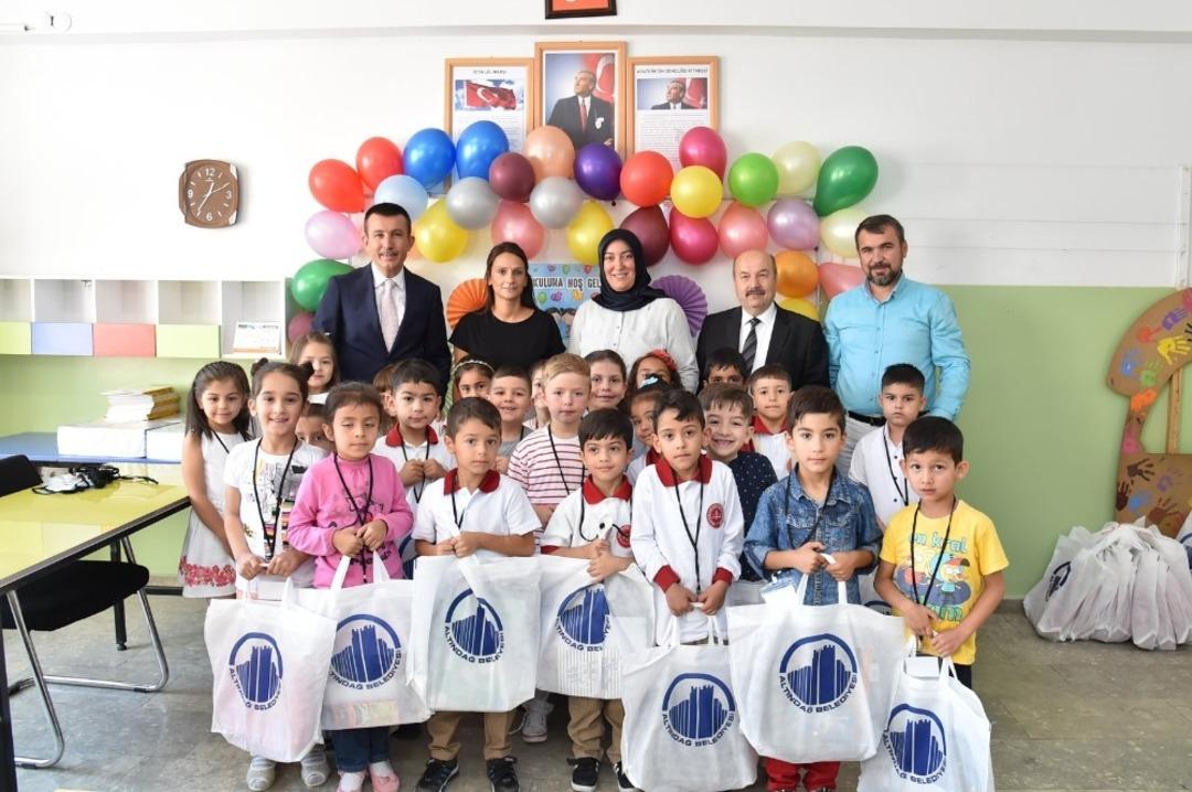 Altındağlı miniklere okul hediyesi
