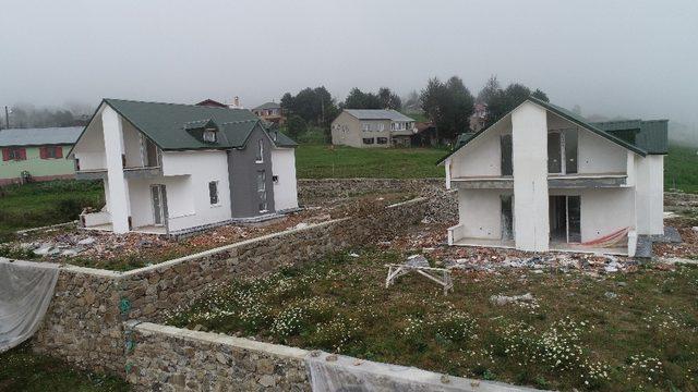 Tartışılan “haç” sembolleri yıkıldı