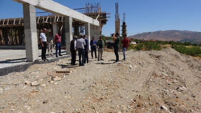 Yarım kalan külliye inşaatı MHP, AK Parti ve CHP’yi karşı karşıya getirdi