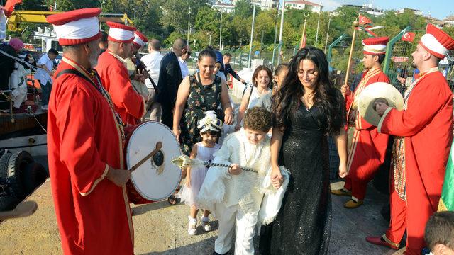 Avcılar'da esnaf ve iş insanlarından 22 engelli çocuğa mehterli, tekneli, müzikli sünnet düğünü