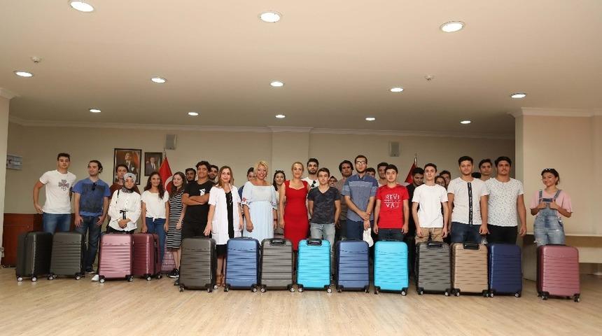 &Uuml;niversiteli gen&ccedil;lerin valiz sevinci