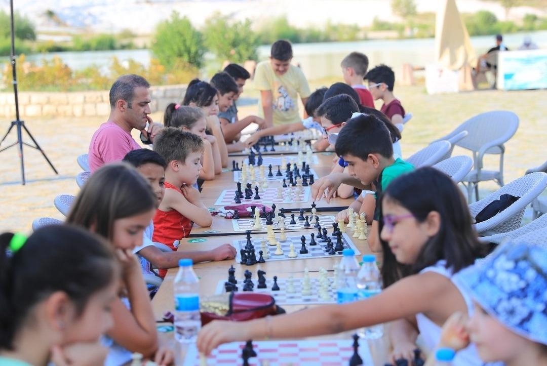 Pamukkale Belediyesi&rsquo;nden &lsquo;Sokakta Satran&ccedil; Var&rsquo; etkinliği