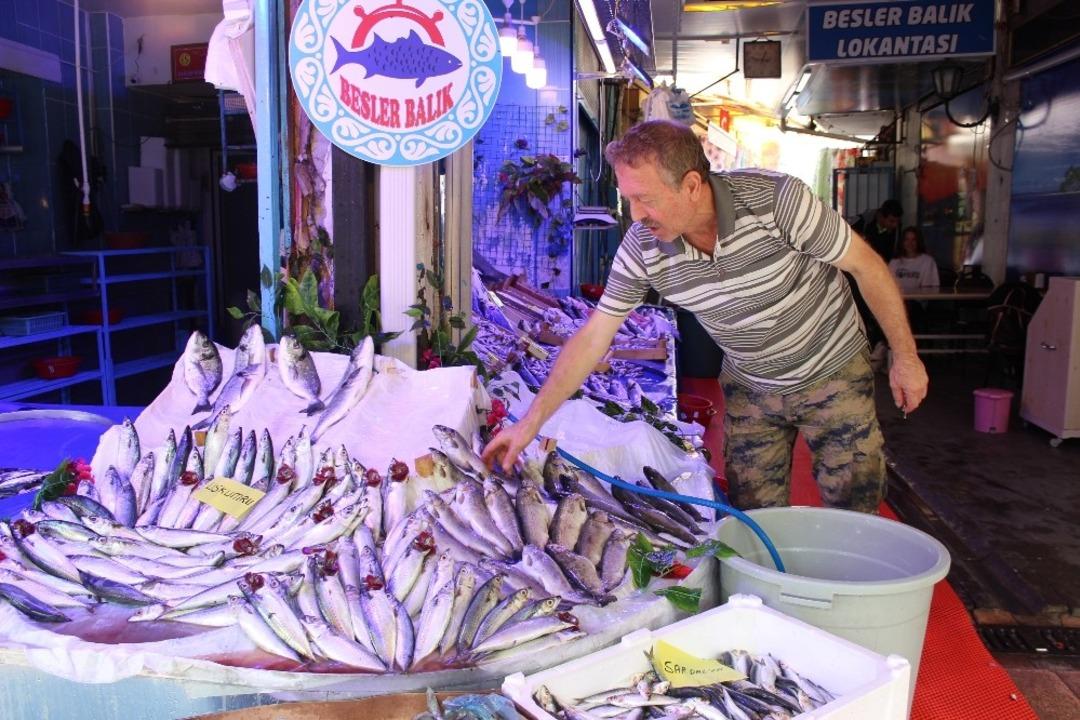 Denizi olmayan Eskişehir&rsquo;deki balık tezg&acirc;hları da şenlendi