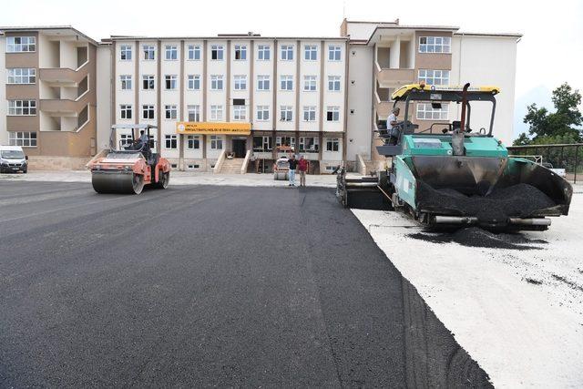 Konyaaltı Belediyesi’nden okula sıcak asfalt