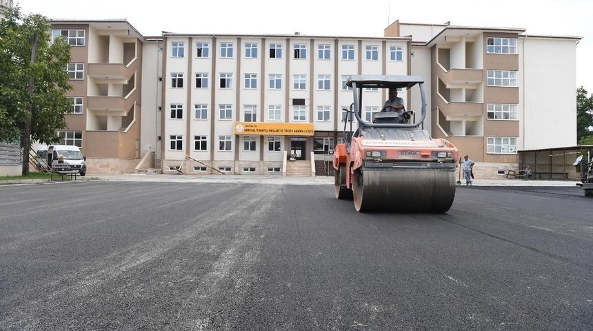 Konyaaltı Belediyesi’nden okula sıcak asfalt