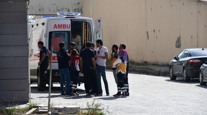 Son dakika! Ağrı'da kaçak göçmenleri taşıyan minibüs devrildi