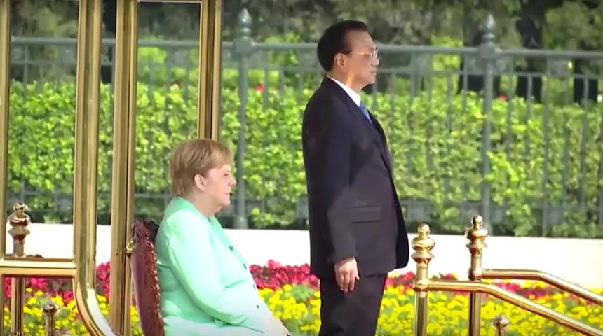 Merkel’in durumu kötüleşiyor! Marş okunurken bile kalkamadı