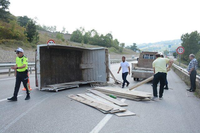 Sinop’ta inşaat malzemesi yüklü kamyonet devrildi: 1 yaralı