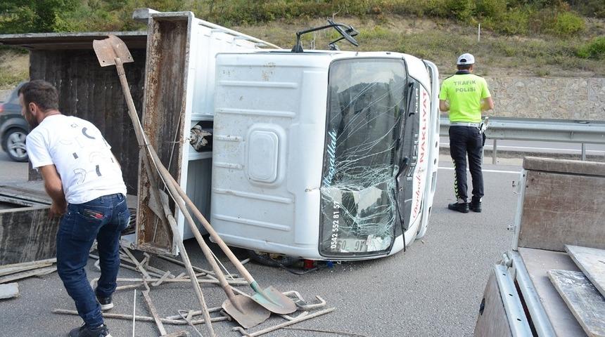 Sinop&rsquo;ta inşaat malzemesi y&uuml;kl&uuml; kamyonet devrildi: 1 yaralı