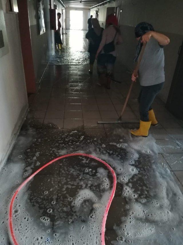 Belediye ekipleri yangın sonrası yara sardı