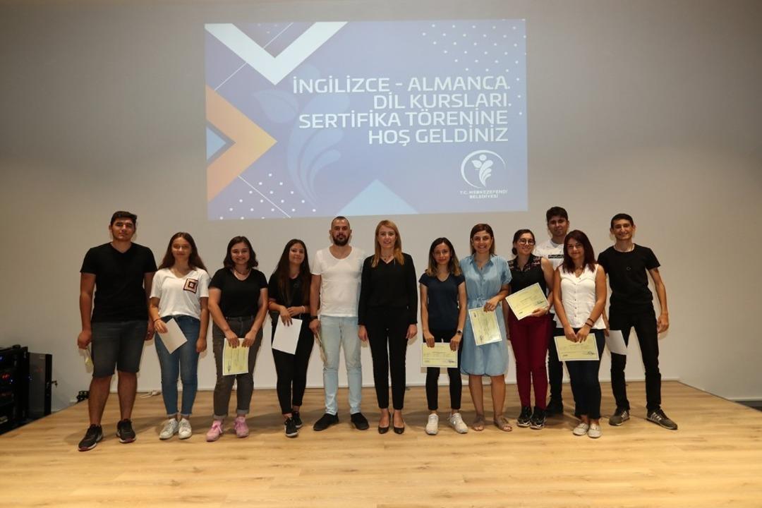 Merkezefendi&rsquo;de 84 kursiyer yabancı dil sertifikası aldı
