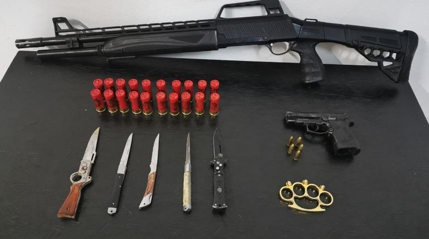 Ş&uuml;pheli otomobilden silah ve bı&ccedil;aklar &ccedil;ıktı