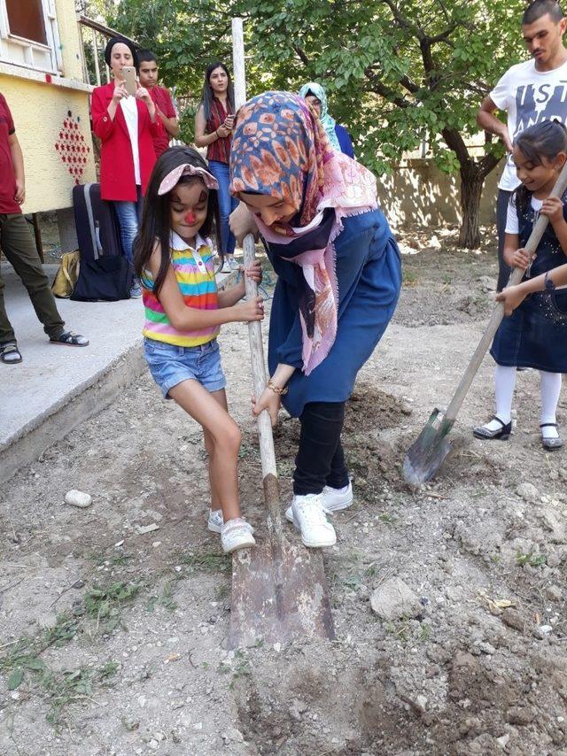 Özel çocuklar fidanları toprakla buluşturdu