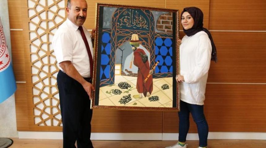 Kendi çizdiği ‘Kaplumbağa Terbiyecisi’ konulu resmi Müdür Başyiğit’e hediye etti