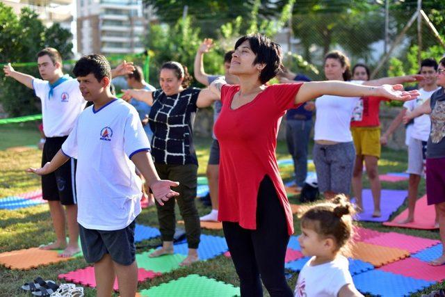 Özel çocuklara yoga kursu