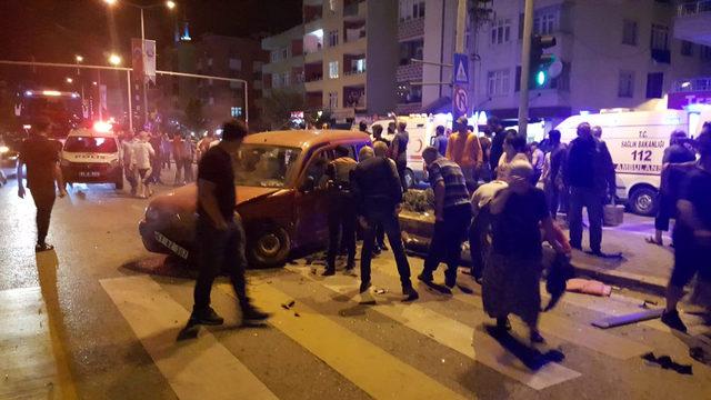 Polisin 'dur' ihtarına uymadı, kaza yaptı: 2'si çocuk 5 yaralı