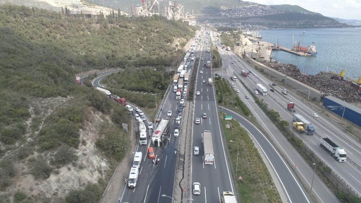 Kocaeli TEM'de TIR devrildi! Yol bir saat trafiğe kapandı