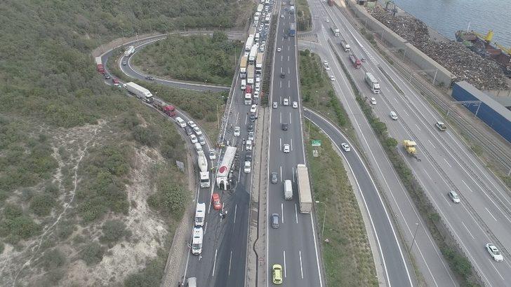 Kocaeli TEM'de TIR devrildi! Yol bir saat trafiğe kapandı G1