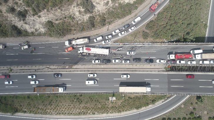 Kocaeli TEM'de TIR devrildi! Yol bir saat trafiğe kapandı G2