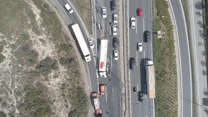 Kocaeli TEM'de TIR devrildi! Yol bir saat trafiğe kapandı G3