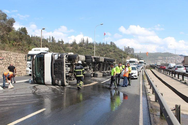 Kocaeli TEM'de TIR devrildi! Yol bir saat trafiğe kapandı G5
