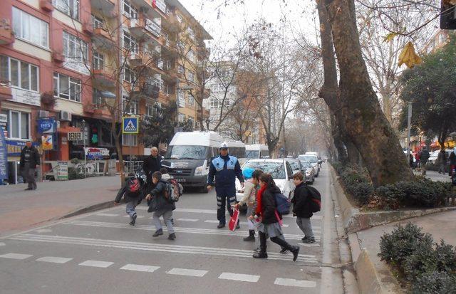 Okulların ilk gününde Büyükşehir Zabıta ekipleri görev başında