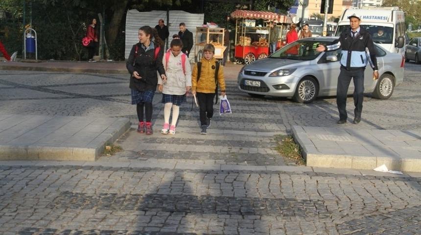 Okulların ilk g&uuml;n&uuml;nde B&uuml;y&uuml;kşehir Zabıta ekipleri g&ouml;rev başında