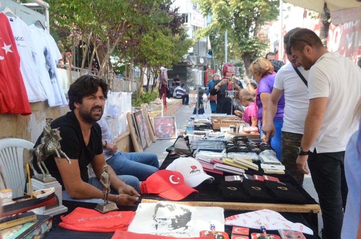 Cumhuriyet Tırı Bilecik&rsquo;te yoğun ilgi g&ouml;rd&uuml;