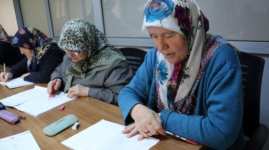 Yunusemre ile okuma yazma &ouml;ğrendiler