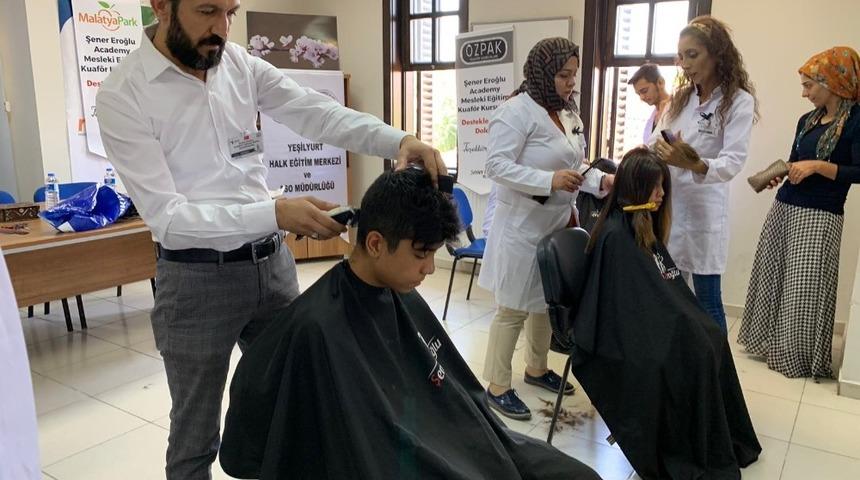 &Ouml;ğrencilere okul &ouml;ncesi &uuml;cretsiz sa&ccedil; kesim jesti