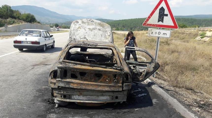 Seyir halindeki otomobil yandı