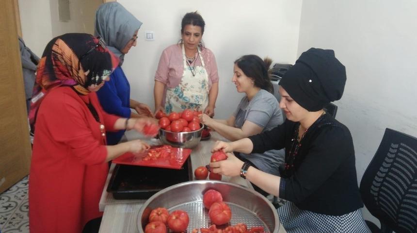 Sason’da kadınlar kurutmalık yaparak aile bütçesine katkıda bulunuyor