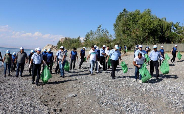 Van’da zabıtalar çöp topladı G2