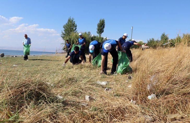 Van’da zabıtalar çöp topladı G3